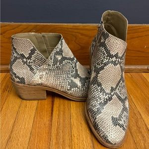 Vince Camuto Booties - W 9.5